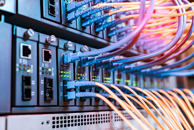 Rückseite eines Server mit Kabelverbindungen